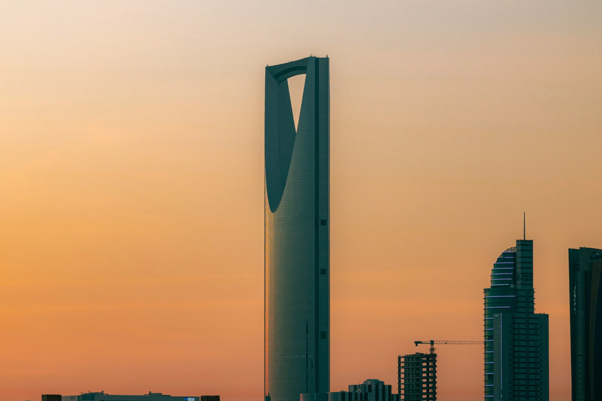 مدينة الرياض وبرج المملكة عند الغروب